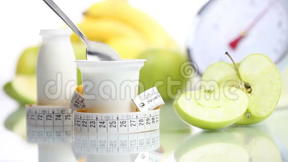 减肥食品酸奶茶匙水果苹果米和秤视频的预览图