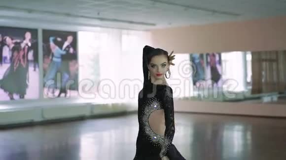 专业舞者在舞厅跳舞4k视频的预览图