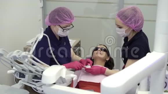 牙科医生为女性病人工作视频的预览图