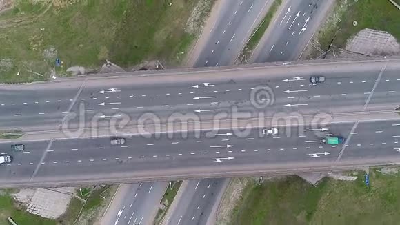 公路上的道路交通空中射击视频的预览图