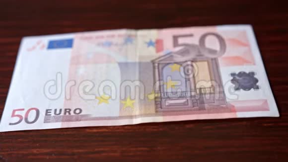 一张桌子上的50欧元钞票视频的预览图