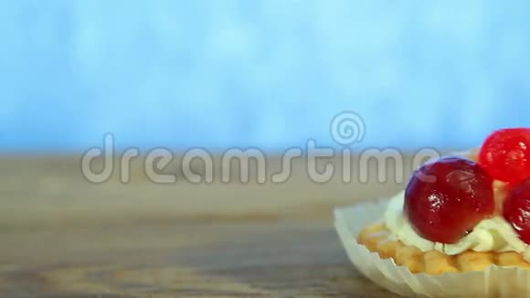 木制背景下带水果的美味蛋糕视频的预览图