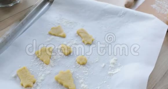 将姜饼面团与面粉和饼干切块放在桌上传统自制圣诞甜点视频的预览图
