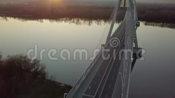 公路桥在A河上视频的预览图