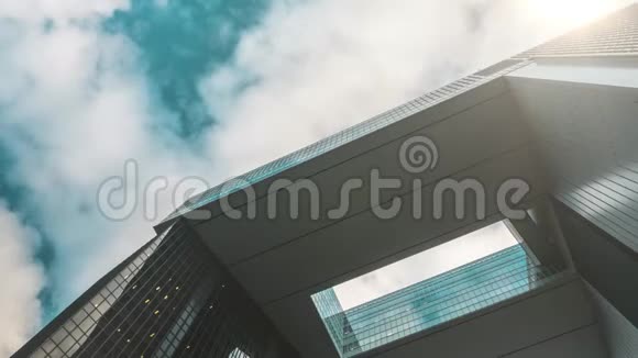公司大厦天空和云视频的预览图