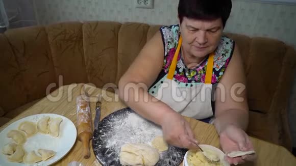 厨房里的老女人视频的预览图
