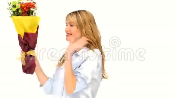可爱的金发女人带着一束花视频的预览图