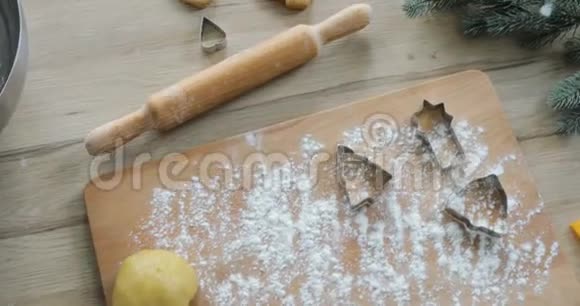 将姜饼面团与面粉和饼干切块放在桌上用所有的饼干做姜饼圣诞饼干视频的预览图