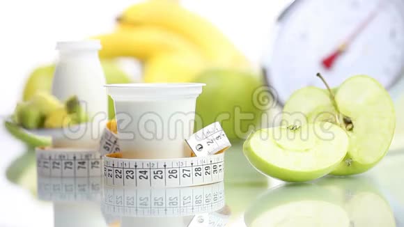 减肥食品酸奶茶匙水果苹果米和秤视频的预览图