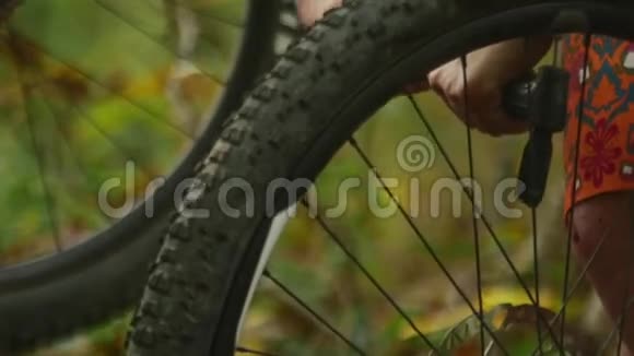 骑自行车的人正在修理她的山地自行车轮胎视频的预览图