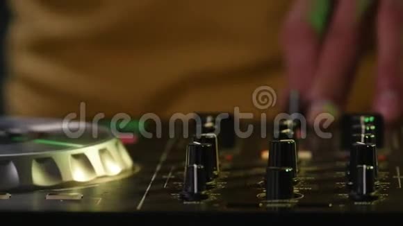DJ在设备上旋转调节器视频的预览图