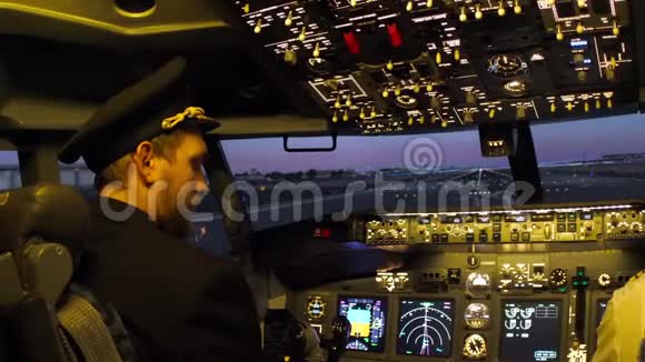 民用飞机驾驶舱视频的预览图