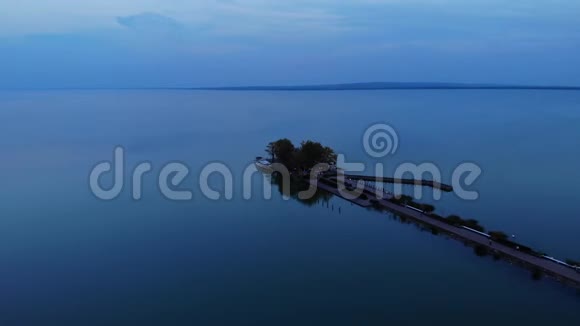 匈牙利巴拉顿湖上的凯斯泰利镇的鸟瞰图视频的预览图