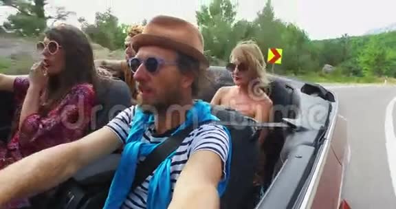 戴帽子的蓄胡子嬉皮士男子驾驶他的朋友开敞篷车视频的预览图