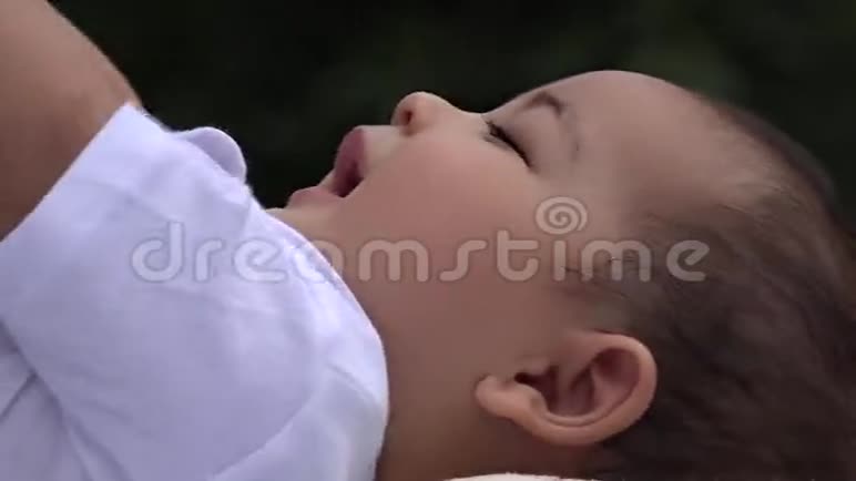 婴儿和母亲单身母亲婴儿视频的预览图
