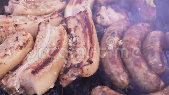 厨师在烤架上翻肉烧烤肉准备在烤架上关闭羊肉或猪肉烧烤视频的预览图