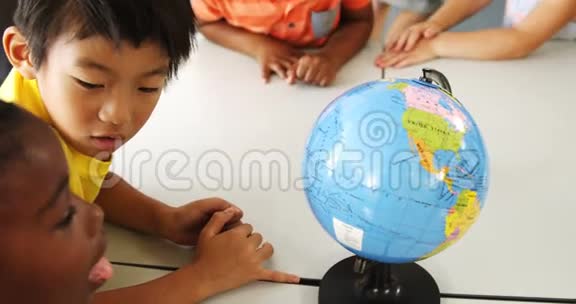 教室里有地球仪的快乐学童视频的预览图