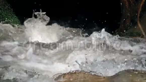 快速流动的河流视频的预览图