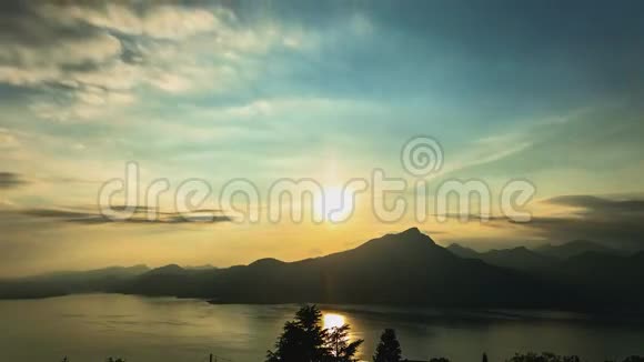 夏天湖上日落视频的预览图