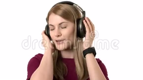 美丽迷人的女人带着耳机听音乐孤立的白色背景视频的预览图