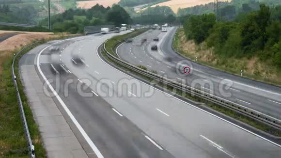 德国高速公路密集交通的时间流逝视频的预览图