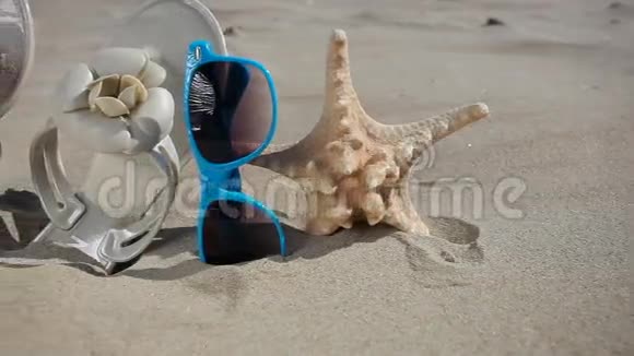 沙滩上的太阳镜拖鞋和海星视频的预览图