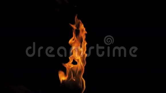 火炬燃烧火焰表演者从底部吹气视频的预览图