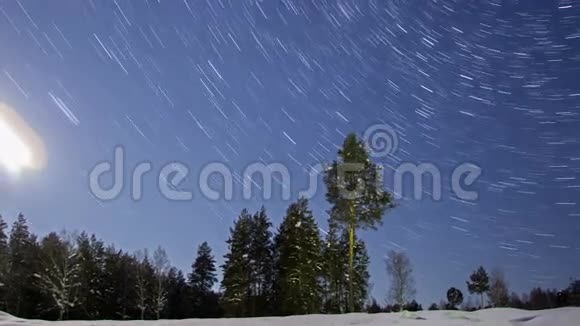 夜间冬季景观线路时间流逝4K视频的预览图