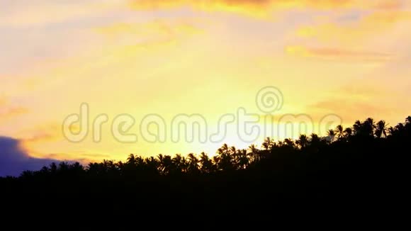 美丽的日落与山脉和棕榈科视频的预览图