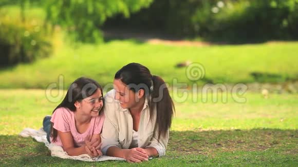 母女俩在户外聊天视频的预览图