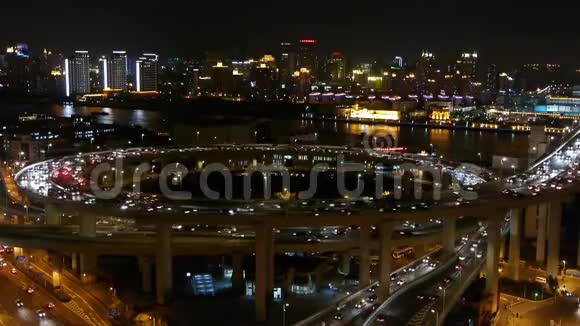 上海光明城市景观立交桥夜间交通拥堵视频的预览图
