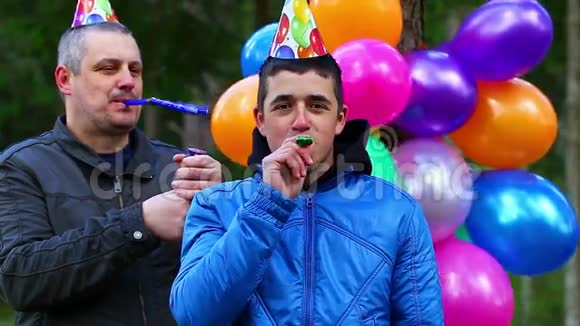 在生日聚会上拿着气球的青少年视频的预览图