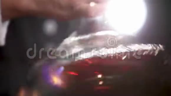 一个侍酒师把红酒倒进酒壶视频的预览图