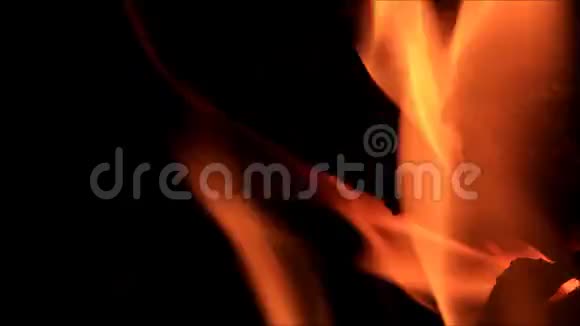 火焰燃烧的木头家里的壁炉视频的预览图