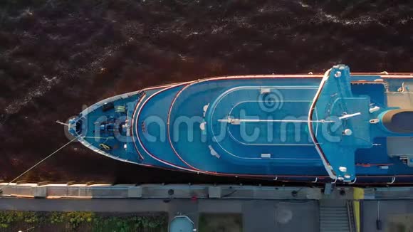 日落时在码头的游轮旅游业空中镜头视频的预览图