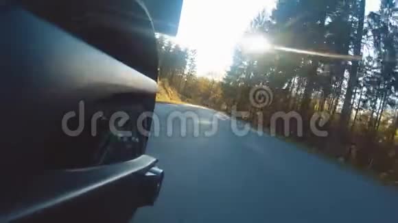 现代扰流器摩托车在森林道路上骑开着空路玩得开心视频的预览图