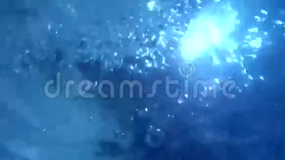 水光泡蓝色背景运动视频的预览图