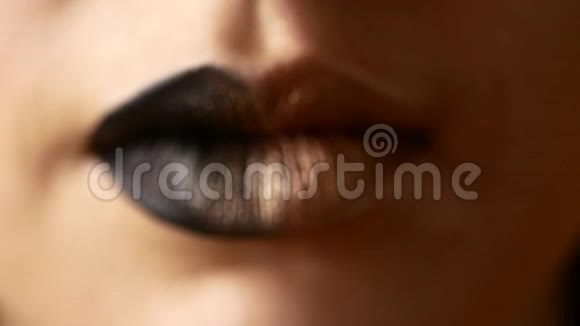 美丽而女性的嘴唇配上昂贵的妆容女性嘴唇的特写视频的预览图
