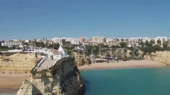 从教堂SenhoradaRocha起飞在ArmacaodePera阿尔加维葡萄牙视频的预览图