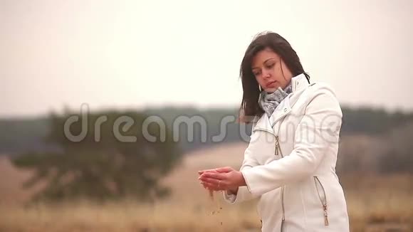女子洒沙时间象征秋寒视频的预览图