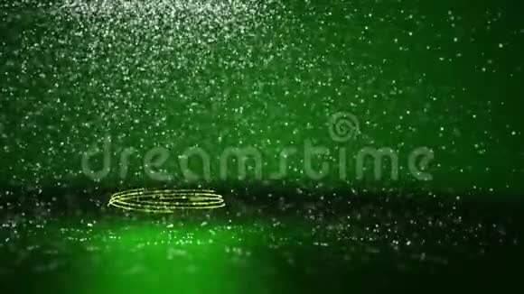 圣诞树从发光发亮的粒子在左边的广角拍摄圣诞节或新年背景下的冬季主题视频的预览图