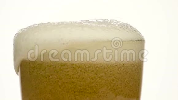 一杯啤酒配上泡沫视频的预览图