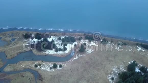 鸟瞰阿拉斯加海岸线视频的预览图