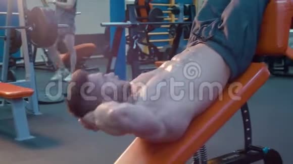 健身房里强壮的健美运动员视频的预览图