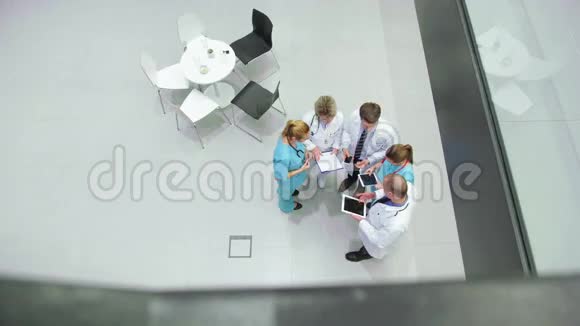 医生团队在走廊里相互交流视频的预览图