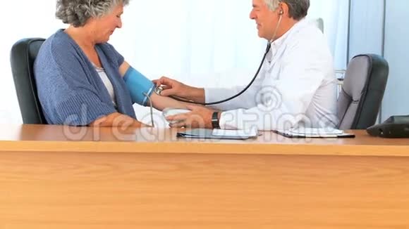 医生给他退休病人测血压视频的预览图
