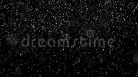 降雪背景是否孤立在黑色卢马冰上雪落的无缝环形背景8岁视频的预览图