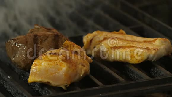烤肉两个鸡肉片或火鸡肉上面有烤架印和小牛肉烤在烤架上烟雾弥漫视频的预览图