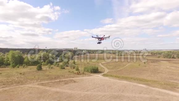 无人机空中视频拍摄飞行在八个螺旋桨上视频的预览图