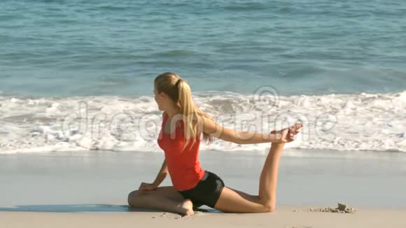在海滩上伸腿的女人视频的预览图